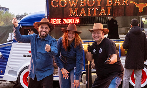 Grupo de amigos disfrutando en Texas BBQ